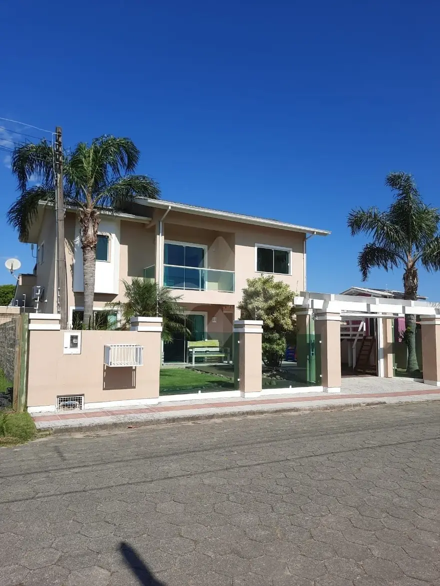 Casa com piscina e pátio amplo em Garopaba