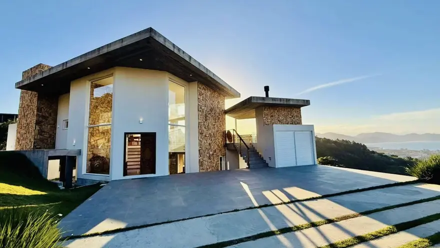 Casa de alto padrão com vista para o mar na Praia da Silveira