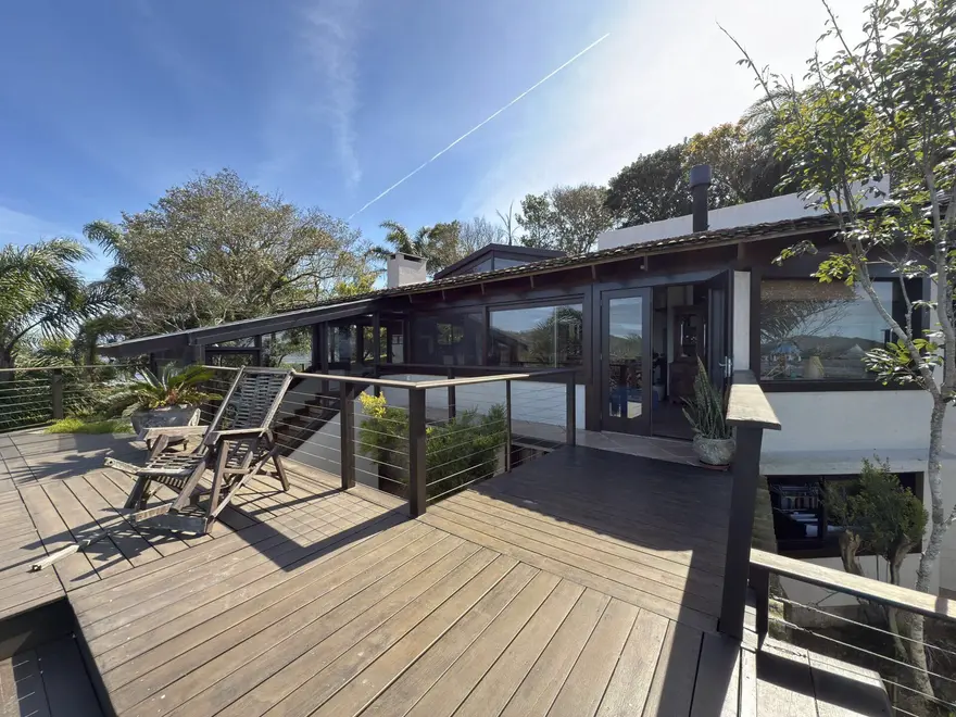 Casa com terreno amplo na Praia da Silveira