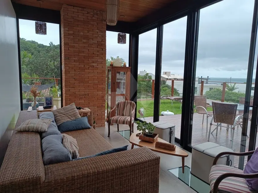 Casa em condomínio no Ferraz com vista para o mar em Garopaba